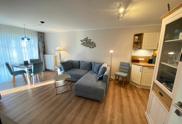 Wohnzimmer mit großer Couch und Esstisch Wohnzimmer mit großer Couch und Esstisch
