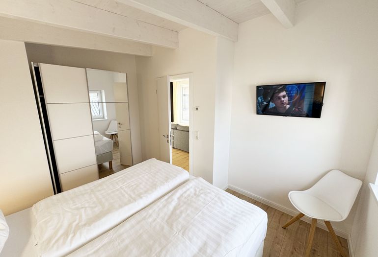 2. Schlafzimmer mit TV