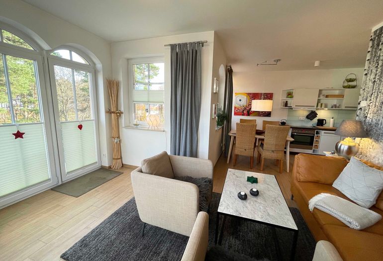 Wohnzimmer mit Blick zur Küchenzeile