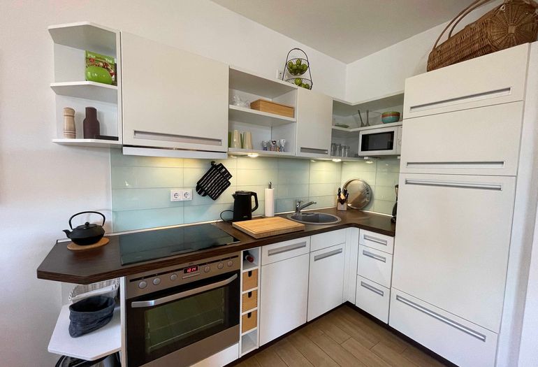 Küchenzeile mit Backofen