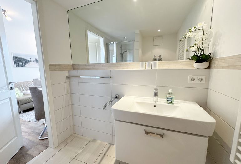 innenliegendes Badezimmer mit Waschbecken innenliegendes Badezimmer mit Waschbecken