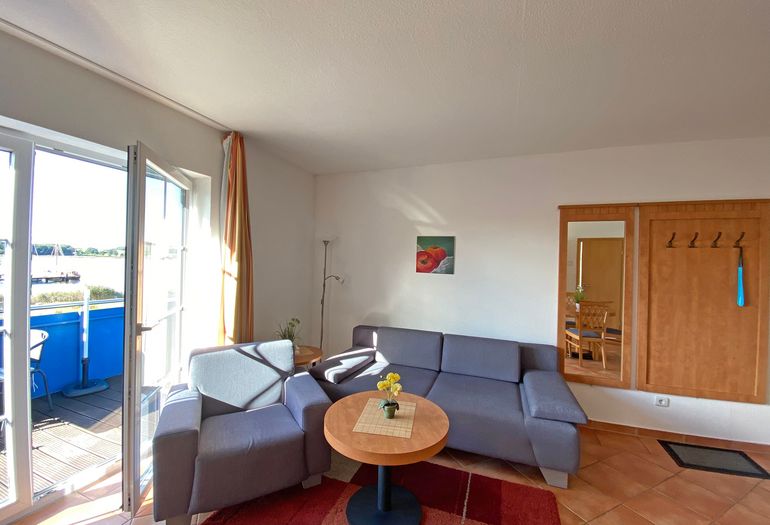 Wohnzimmer mit Couch und Sessel Wohnzimmer mit Couch und Sessel