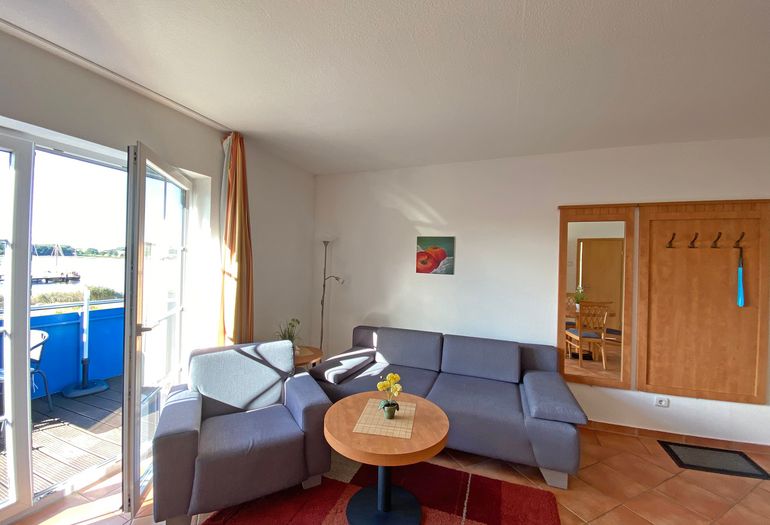 Wohnzimmer mit Couch und Sessel Wohnzimmer mit Couch und Sessel