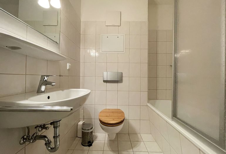 Badezimmer mit Waschbecken Badezimmer mit Waschbecken