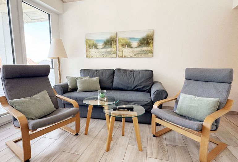 gemütliches Wohnzimmer mit Couch und Sessel