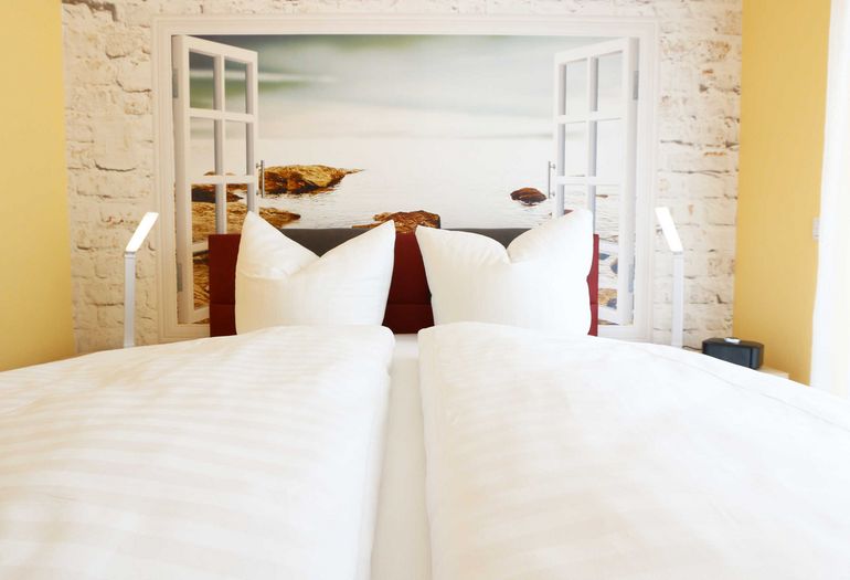 1. Schlafzimmer und 2. Schlafzimmer mit Boxspringbett