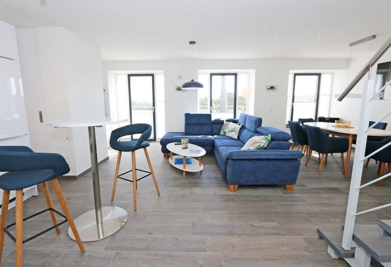 modernes Wohnzimmer mit TV und Couch