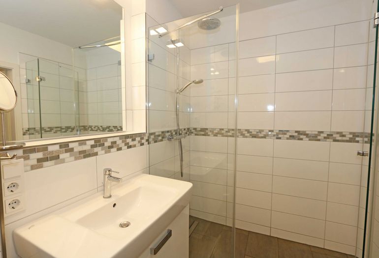 Badezimmer mit Dusche und WC Badezimmer mit Dusche und WC