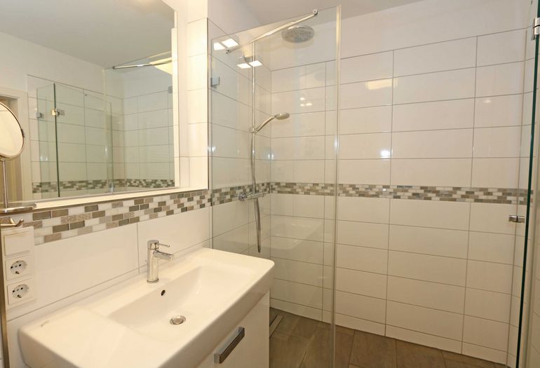 Badezimmer mit Dusche und WC Badezimmer mit Dusche und WC