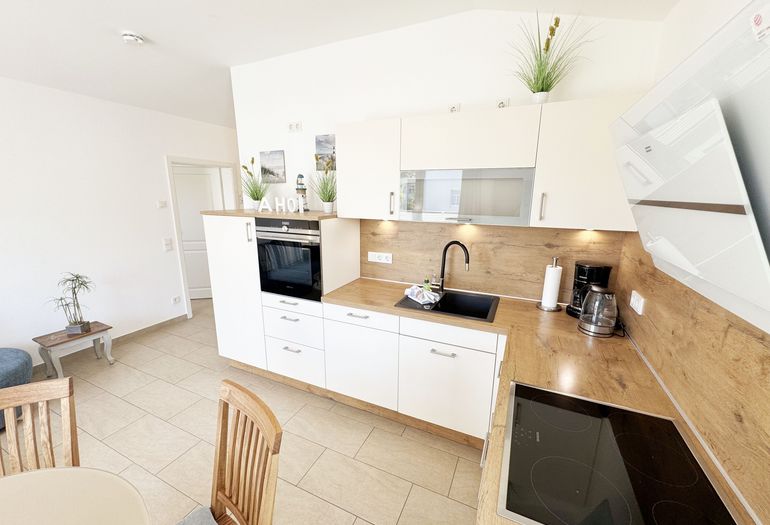 moderne Küchenzeile mit diverse Küchenutensilien