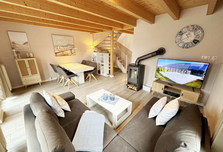 Ferienhaus Ilsebill - Relaxebereich mit TV und Kamin