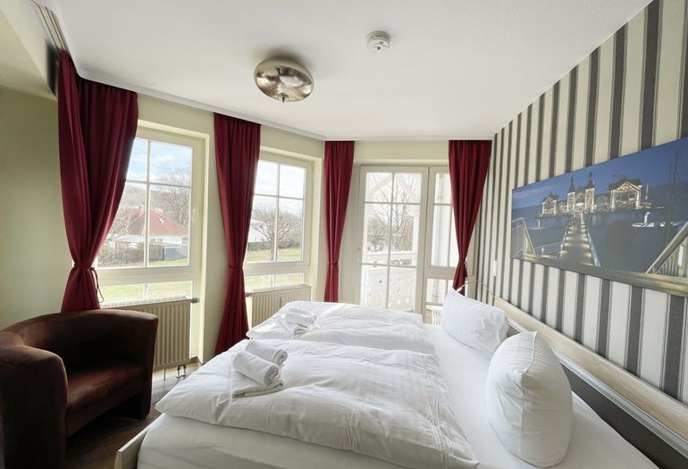 Schlafzimmer mit Doppelbett, Sessel und Kleiderschrank Schlafzimmer mit Doppelbett, Sessel und Kleiderschrank