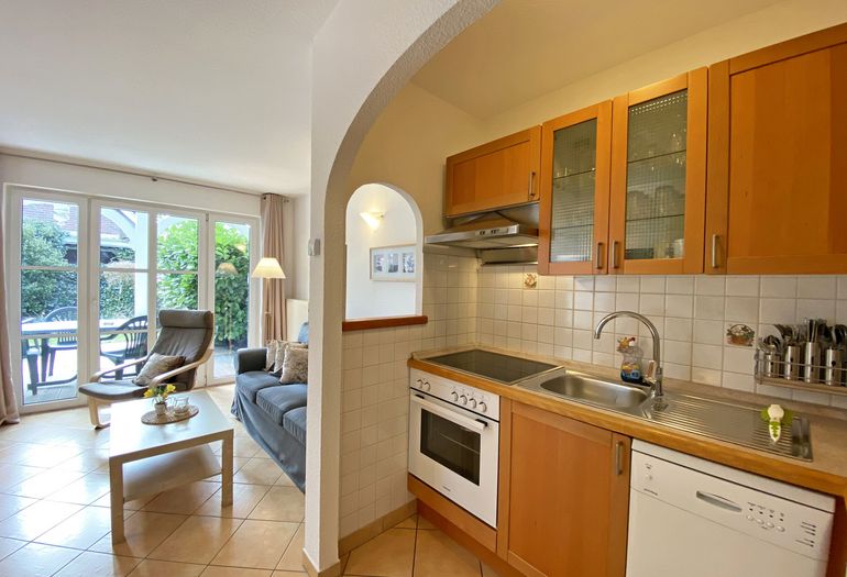 Küchenzeile mit Backofen