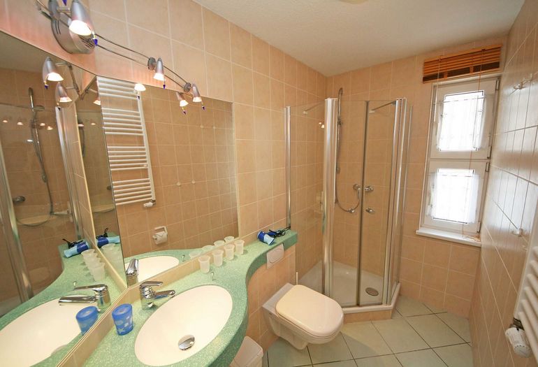 Badezimmer mit Dusche und WC Badezimmer mit Dusche und WC