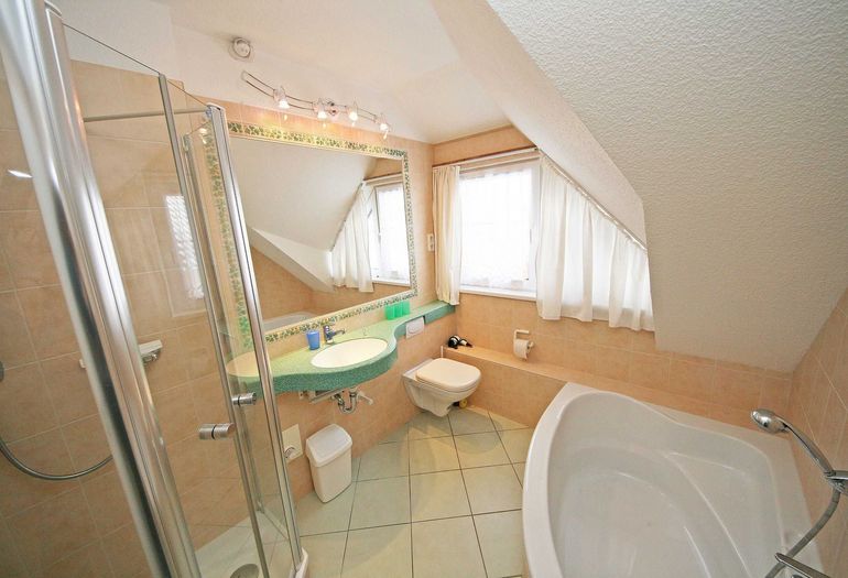 Badezimmer mit WC und Badewanne