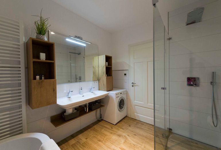 Badezimmer mit ebenerdiger Dusche