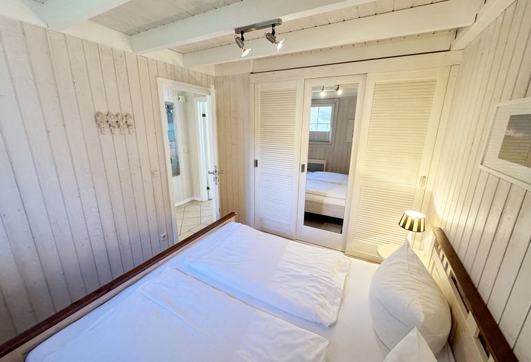 Ferienhaus Sandkörnchen - 1. Schlafzimmer im Erdgeschoss Ferienhaus Sandkörnchen - 1. Schlafzimmer im Erdgeschoss