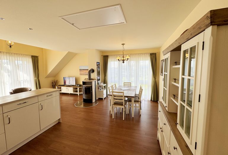 Blick vom Flur in das Wohnzimmer