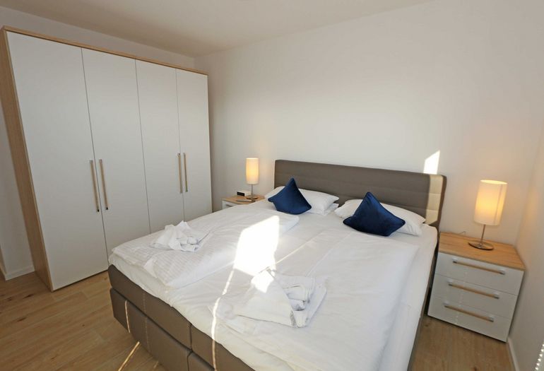 Schlafzimmer mit Kleiderschrank