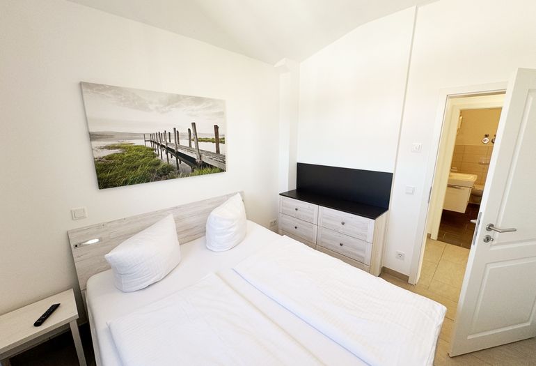 2.Schlafzimmer mit Doppelbett