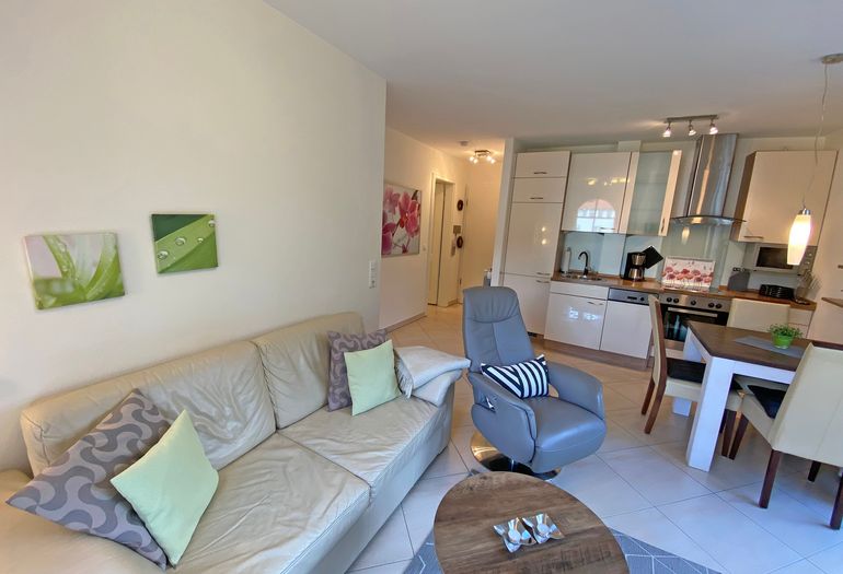 Wohnzimmer mit gemütlicher Couch