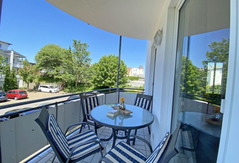 bestuhlter Balkon in ruhiger Lage