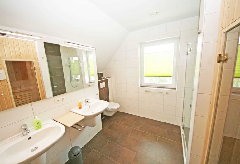 großes Hauptbad mit Sauna großes Hauptbad mit Sauna