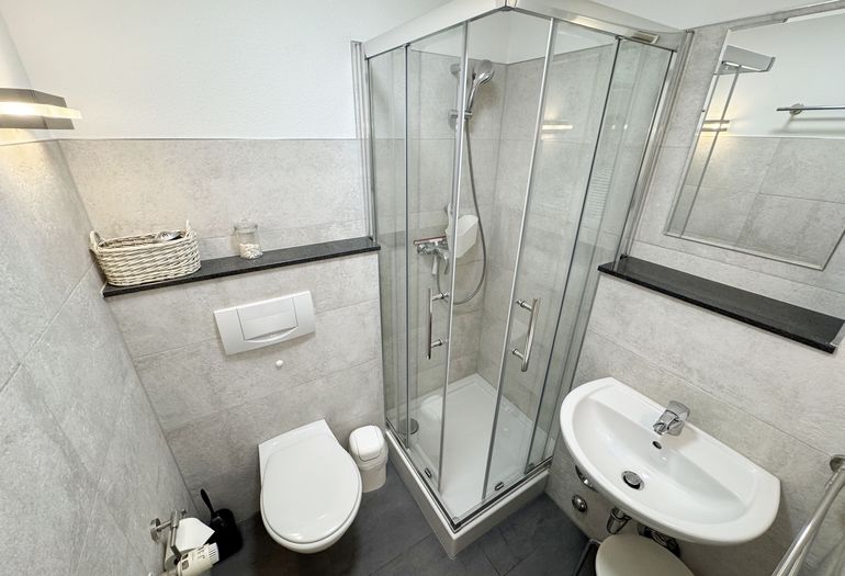 Duschbad mit Klarglasdusche Duschbad mit Klarglasdusche