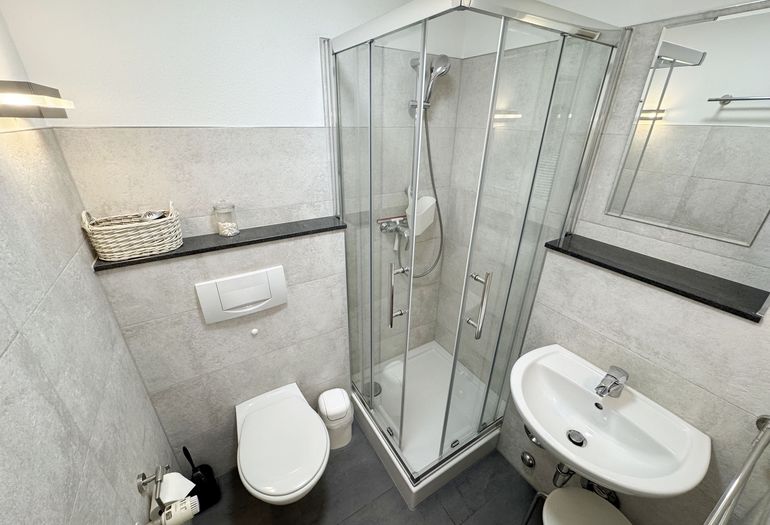 Duschbad mit Klarglasdusche Duschbad mit Klarglasdusche