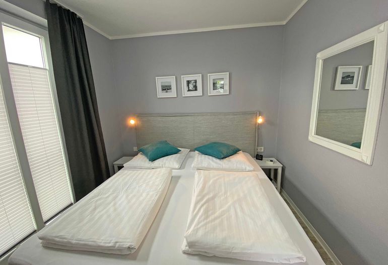 Schlafzimmer mit Spiegel