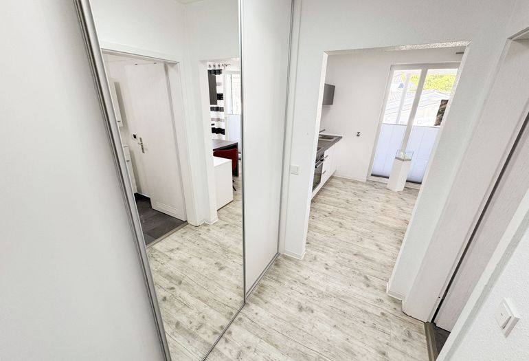 freundlicher Eingangsbereich mit deckenhohem Einbauschrank