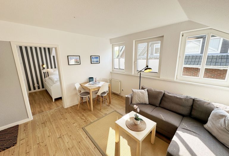 Wohnbereich mit Blick zum Schlafzimmer