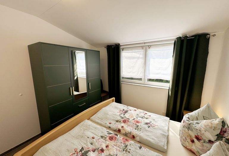 Schlafzimmer mit Kleiderschrank