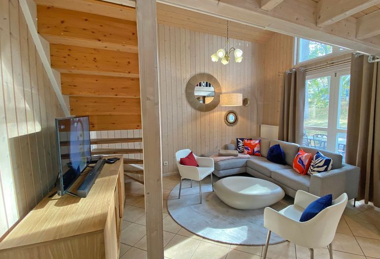 Wohnzimmer mit gemütlicher Couch