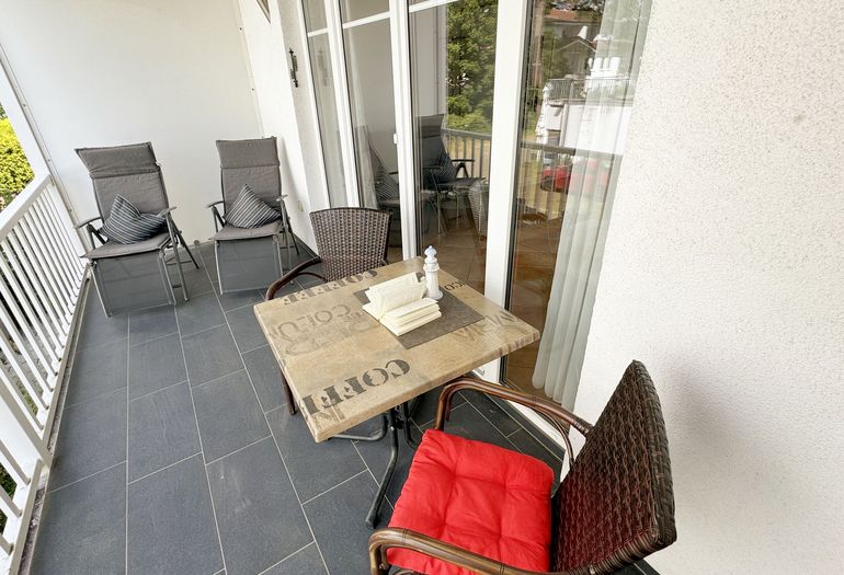 bestuhlter Balkon