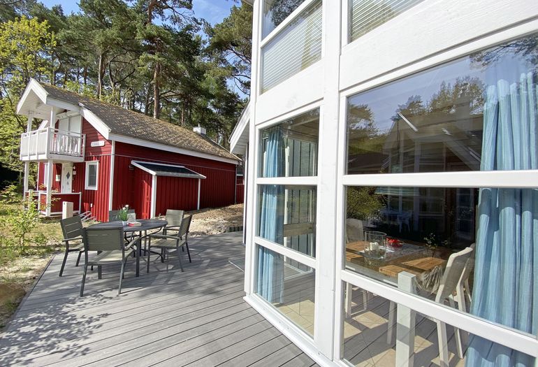Ferienhaus Sandkörnchen - auf der großen Terrasse lässt es sich gut aushalten.