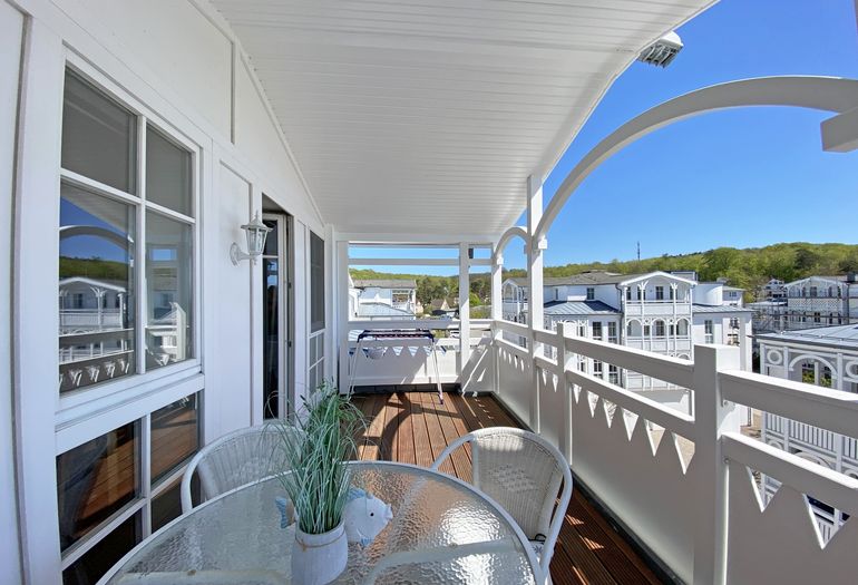 bestuhlter Balkon mit schönem Blick bestuhlter Balkon mit schönem Blick