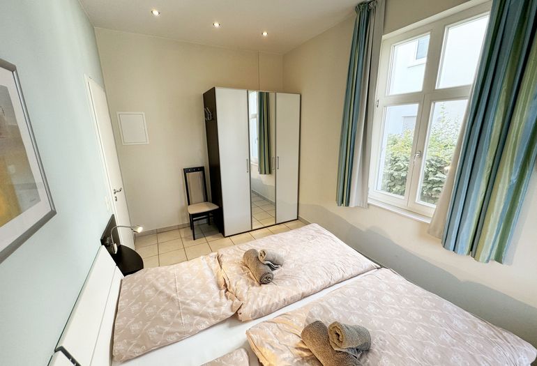 Schlafzimmer mit Kleiderschrank