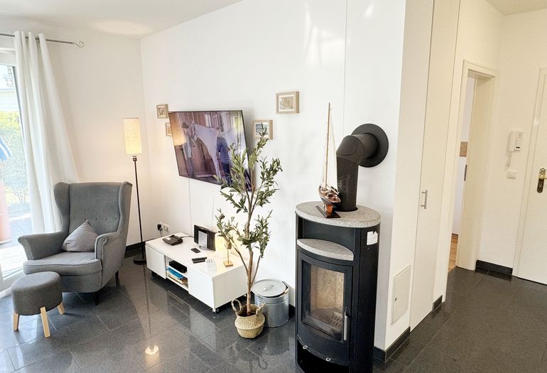 gemütlicher Wohnbereich mit Kamin und Flachbild-TV
