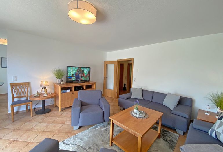 Wohnzimmer mit gemütlicher Couch Wohnzimmer mit gemütlicher Couch