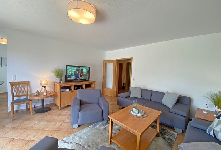 Wohnzimmer mit gemütlicher Couch Wohnzimmer mit gemütlicher Couch