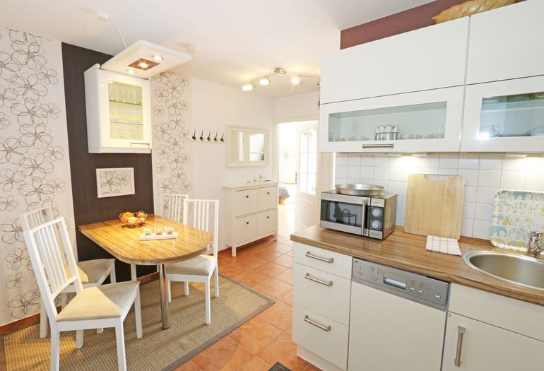 Küchenzeile mit Esstisch Küchenzeile mit Esstisch