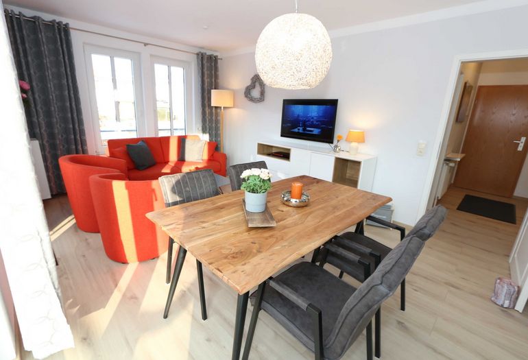 Essbereich mit gemütlicher Couch