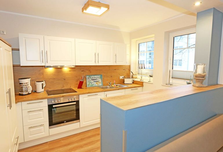 offene Küchenzeile mit Backofen