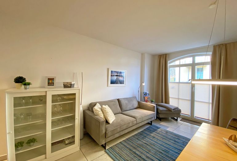 Wohnzimmer mit gemütlicher Couch Wohnzimmer mit gemütlicher Couch
