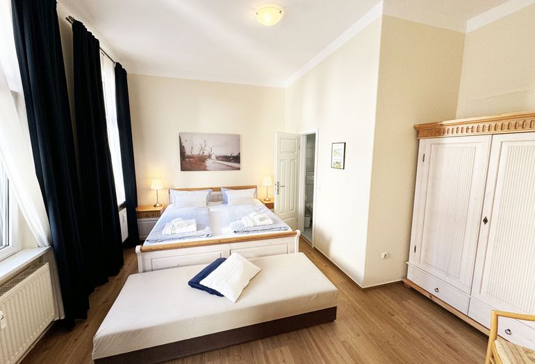 Schlafzimmer mit Doppelbett