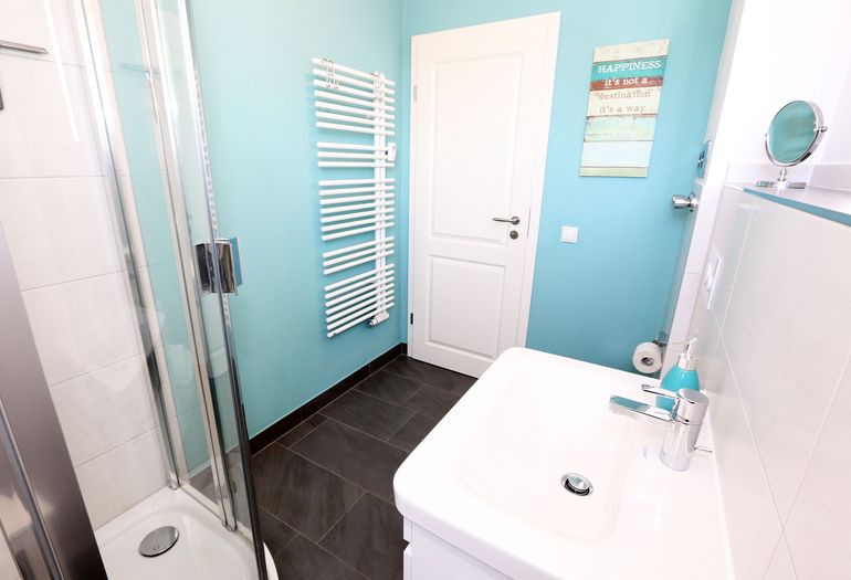 Badezimmer mit Handtuchtrockner Badezimmer mit Handtuchtrockner