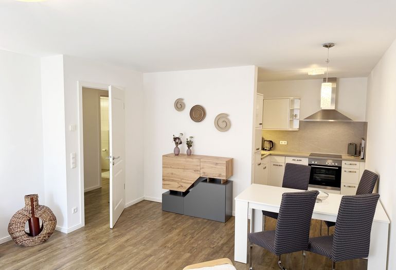 Essbereich mit moderner Küchenzeile