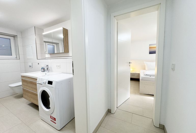 Blick zum Schlafzimmer und Badezimmer im Untergeschoss