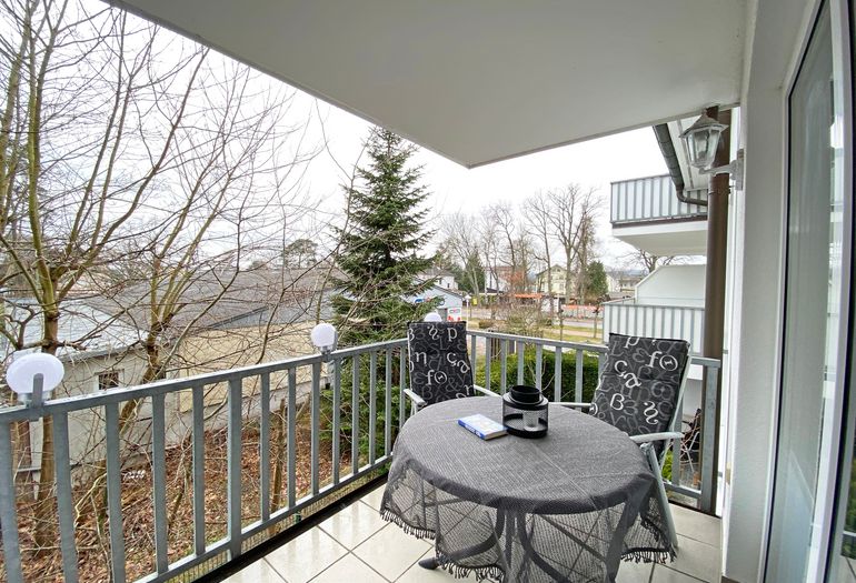 bestuhlter Balkon in ruhiger Lage